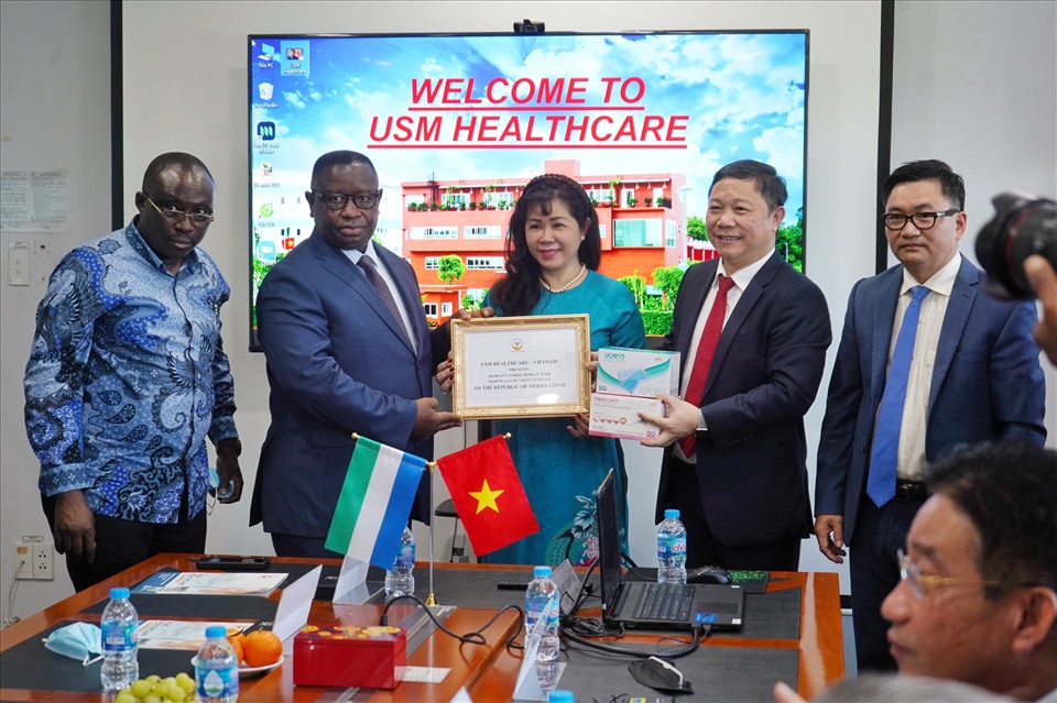 Bà Võ Xuân Bội Lâm trao tặng cho Đoàn Cộng hòa Sierra Leone 500.000 khẩu trang y tế và 50.000 kim luồn tĩnh mạch do công ty sản xuất. Ảnh: Anh Tú.