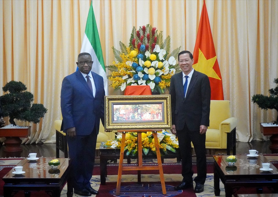 Chủ tịch UBND TPHCM Phan Văn Mãi trao tặng Tổng thống Sierra Leone Julius Maada Bio bức tranh sơn mài truyền thống của Việt Nam - “bản sao” của bảo vật quốc gia “Vườn xuân Trung Nam Bắc“.