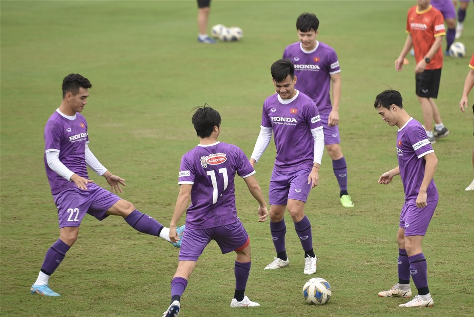 Sáng 19.3, đội tuyển Việt Nam trở lại tập luyện sau trận đấu tập nội bộ với U23 Việt Nam. Các cầu thủ vẫn giữ tinh thần thoải mái và tập trung tối đa trong suốt thời gian có mặt trên sân.