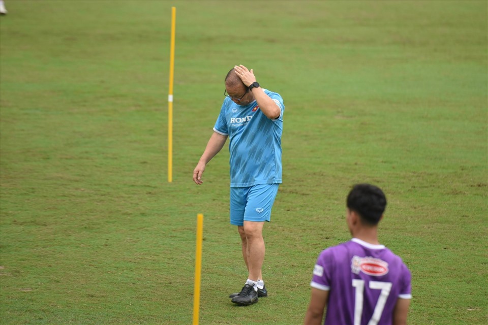 Chiến lược gia người Hàn Quốc đang đối diện với nhiều khó khăn và thử thách khi không có được đội hình mạnh nhất trước trận đấu với tuyển Oman. Lực lượng đội tuyển bị sứt mẻ vì chấn thương và COVID-19.
