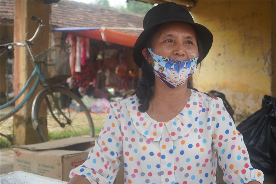 Bà Trần Thị Ngoan (54 tuổi, một tiểu thương buôn bán tại chợ) cho hay, bà là người kinh doanh tại chợ gần 30 năm nay, trải qua một thời gian dài, đến nay chợ đã xuống cấp vô cùng nghiệm trọng, tiềm ẩn rất nguy hiểm. Ảnh: Q.D
