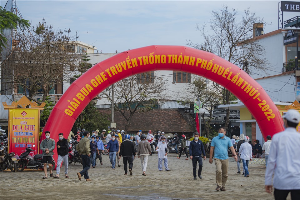 Ngày 19.3, giải đua ghe truyền thống TP. Huế lần đầu tiên được tổ chức đã thu hút rất đông người dân và du khách.