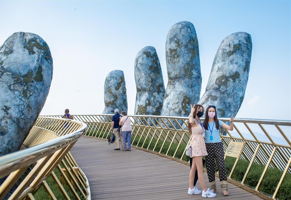 Du khách hứng khởi khi được trở lại khám phá KDL Sun World Ba Na Hills. Ảnh: Hà