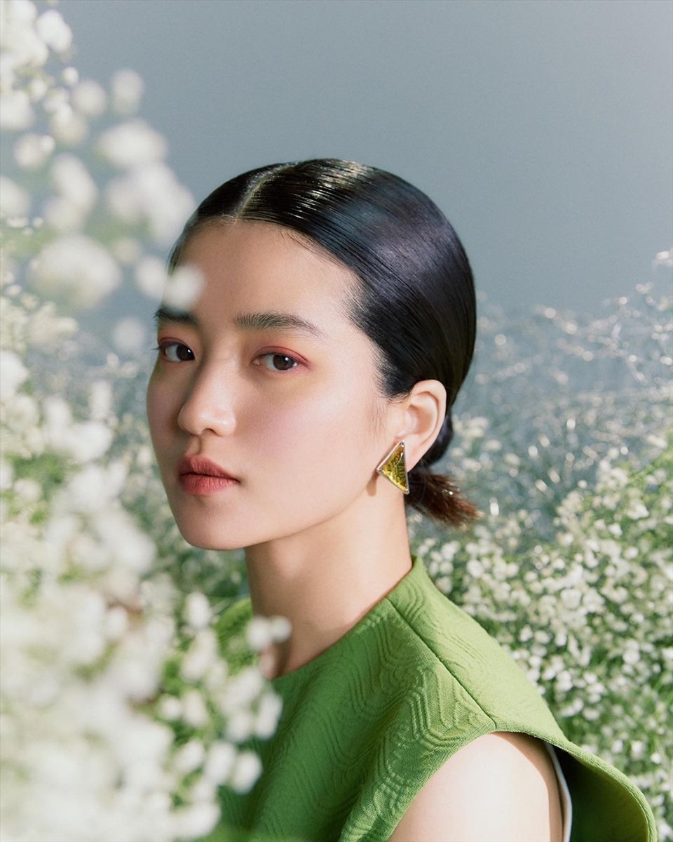 Dù đã bước qua tuổi U40, Kim Tae Ri vẫn giữ được vẻ đẹp ngọt ngào, trẻ trung (Ảnh: Harper's Bazaar)