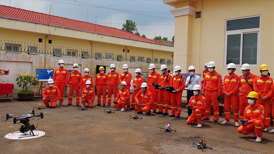 Các đội thi tranh tài, sử dụng UAV để phun lửa, chụp ảnh, soi phát nhiệt. Ảnh T.A