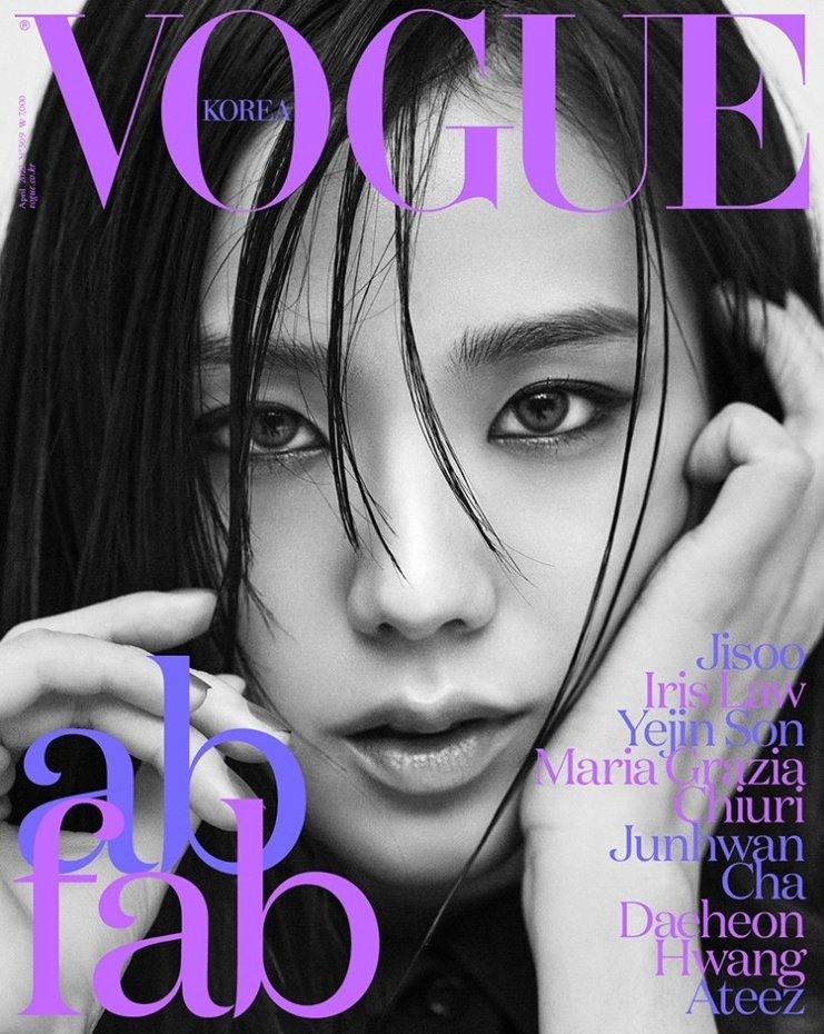 Cùng lúc, nữ ca sĩ cũng xuất hiện trên ấn phẩm tháng 4 của tạp chí Vogue Hàn Quốc. Nhưng trái ngược với vẻ mong manh, thanh lịch trên Harper's Bazaar, Jisoo mang đến một phiên bản hoàn toàn khác, sexy, nổi loạn và mạnh mẽ vẫn với trang phục của nhà mốt Dior.