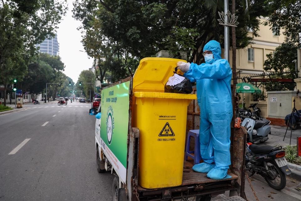 Nhân viên thu gom rác thải tại quận Hoàn Kiếm.