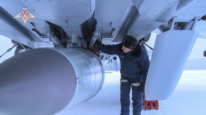 Phi công kiểm tra tiêm kích MiG-31K của không quân Nga mang tên lửa hành trình siêu thanh Kinzhal ngày 19.2.2022. Ảnh: Bộ Quốc phòng Nga/AFP