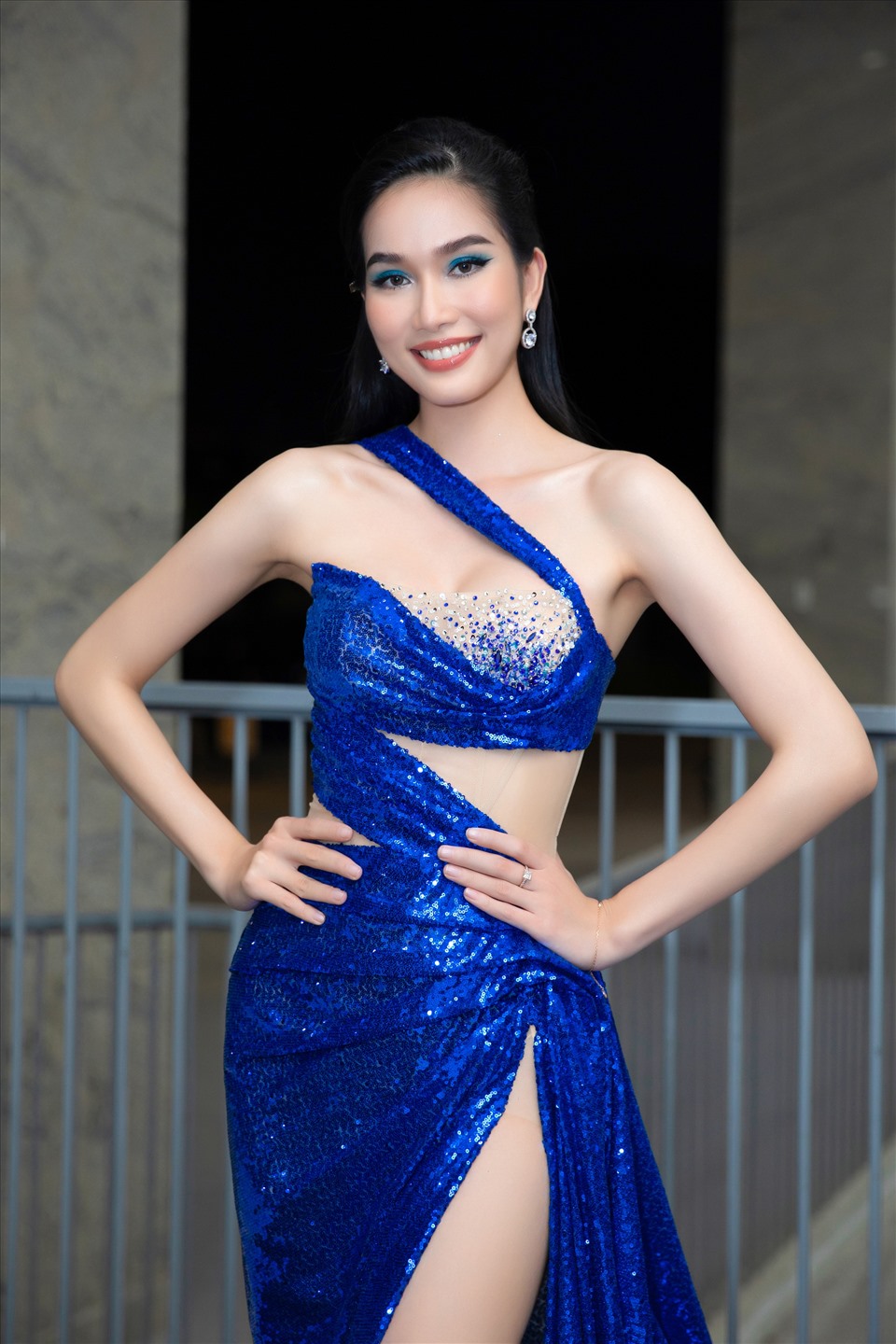 Á hậu Phương Anh xuất hiện với đầm dạ hội màu xanh dương với chi tiết khoét eo, tôn vòng một. Cô cũng chính là MC của show diễn The Glory.