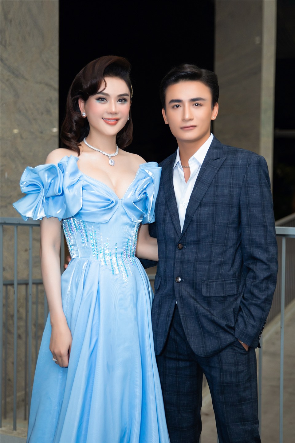 Lâm Khánh Chi diện đầm xòe công chúa màu xanh duyên dáng bên “người tình tin đồn” Song Duy.