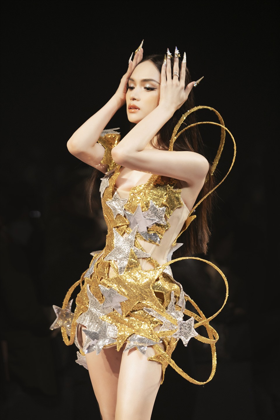 Trong vị trí first face và nắm vai trò khai màn cho sàn catwalk, Hương Giang đã khiến cộng đồng mạng không khỏi trầm trồ khi khoác trên mình trang phục ánh vàng lấp lánh cùng với những hoạ tiết ánh sao rực rỡ cực bắt mắt.
