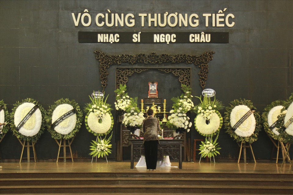 Nhạc sĩ Giáng Son thắp nén hương tiễn biệt người đàn anh, người đồng nghiệp thân thiết. Ảnh: Phương Linh.