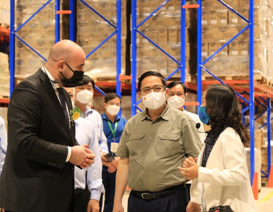 Thủ tướng Phạm Minh Chính vào thăm nhà máy Hayat Kimya Việt Nam. Ảnh: Đình Trọng