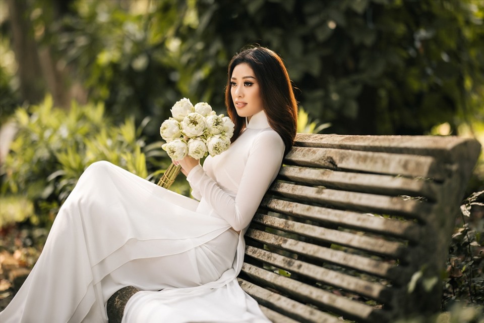 Đối với Hoa hậu Khánh Vân, Áo dài gắn liền cùng những kỷ niệm ý nghĩa như Miss Áo dài Nữ sinh Việt Nam 2013, hai lần đạt giải thưởng “Người đẹp Áo dài” tại cuộc thi Hoa hậu Hoàn vũ Việt Nam 2015, Hoa hậu Hoàn vũ Việt Nam 2019.