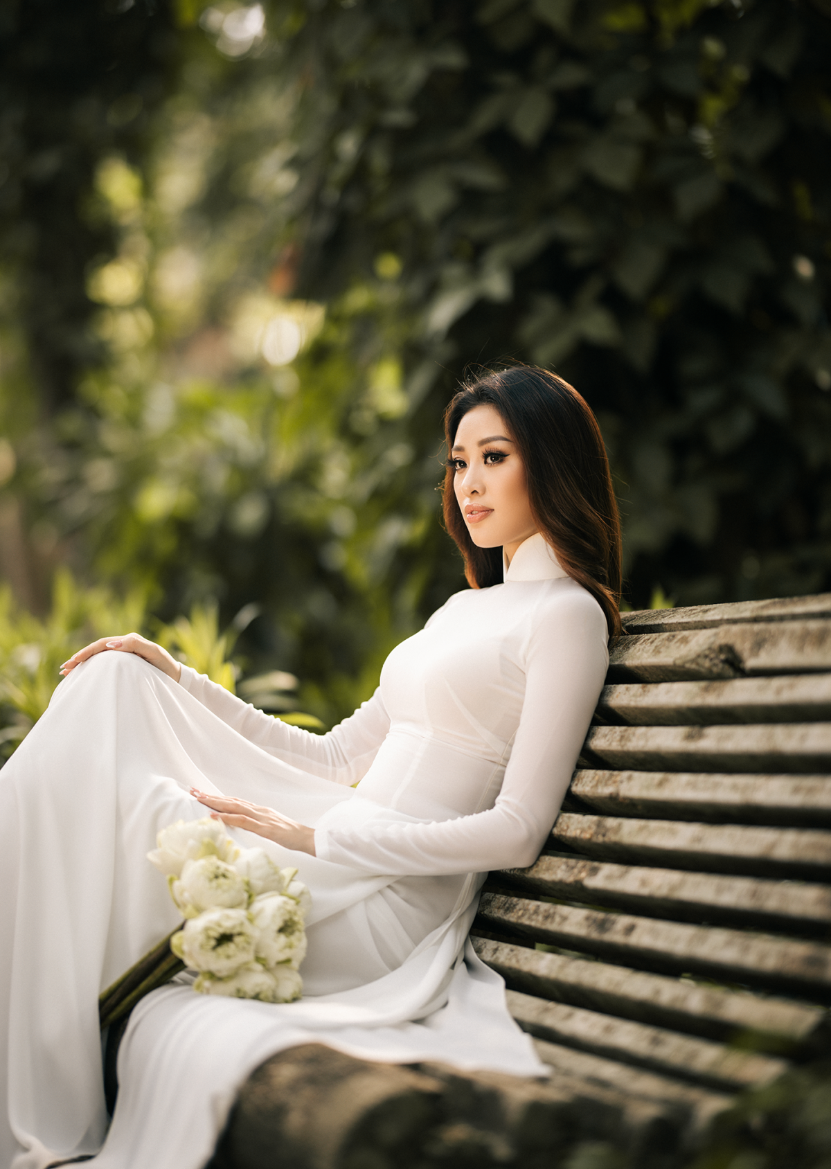 Vì vậy, trong bộ ảnh áo dài lần này, Hoa hậu Khánh Vân chọn thiết kế đơn giản màu trắng, tôn vóc dáng, khoe đường cong mềm mại, uyển chuyển của người phụ nữ.