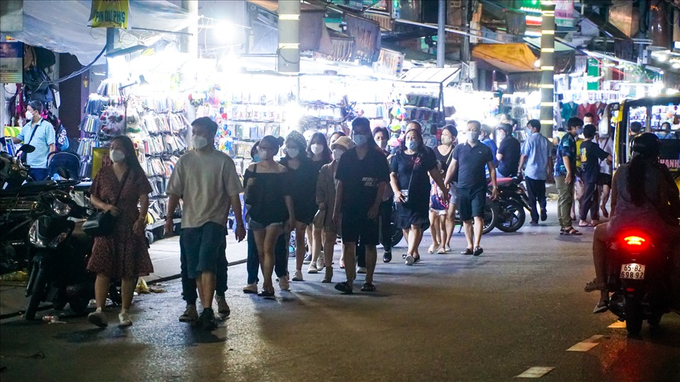 Tại chợ đêm Ninh Kiều và trục đường Hai Bà Trưng, lượng du khách đổ về nườm nượp.