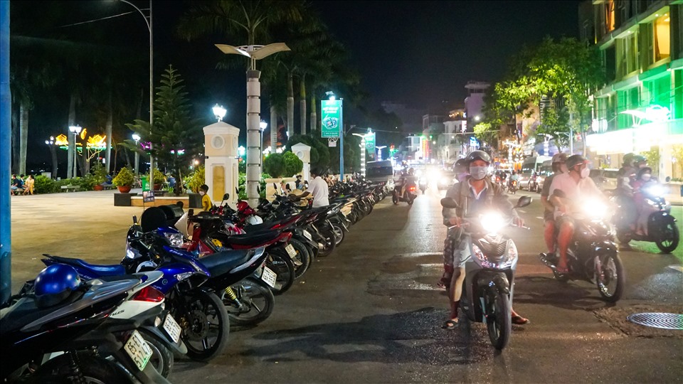 Lượng người đi tham quan bằng xe gắn máy rất đông.