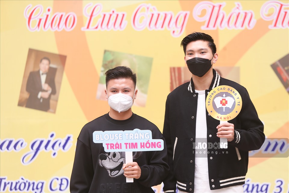 Ngay từ sáng sớm, 2 cầu thủ của Hà Nội FC đã có mặt tại trường Cao đẳng Y tế Hà Nội để tham gia chương trình.
