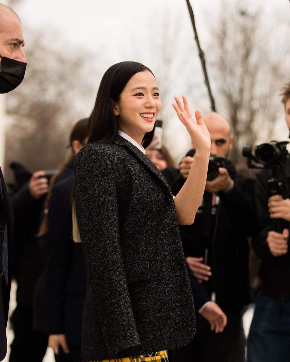 Jisoo Snowdrop xinh đẹp rạng rỡ ở Paris Fashion Week