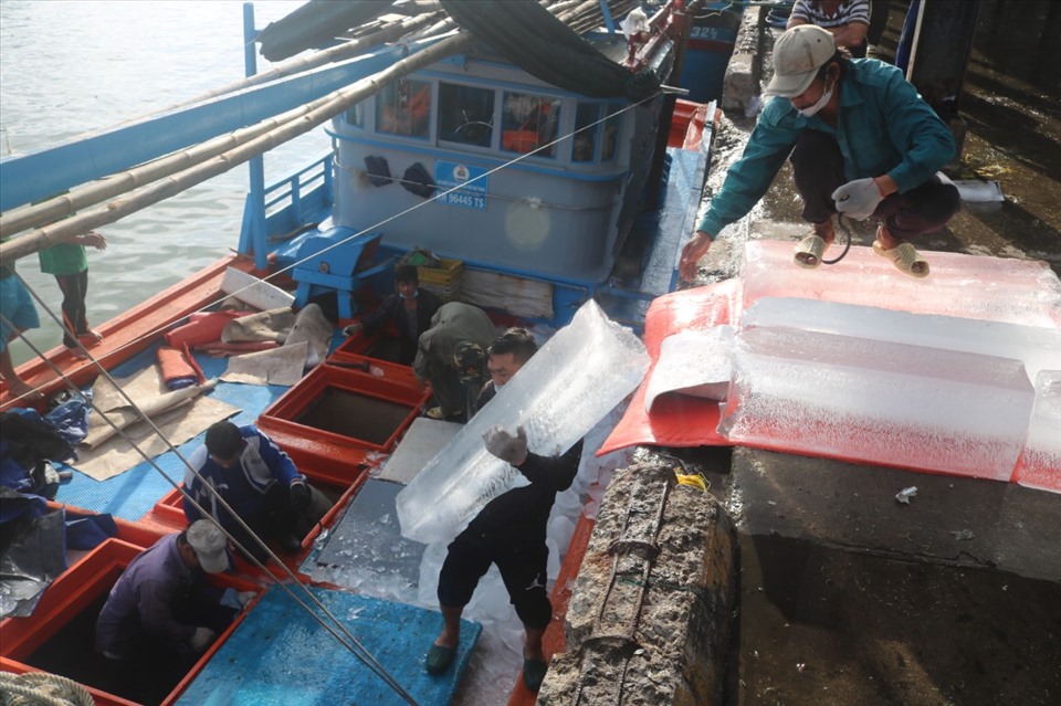 Tàu khai thác hải sản ở Khánh Hòa gặp khó khi giá dầu tăng mạnh, đối diện bởi nguy cơ thua lỗ.