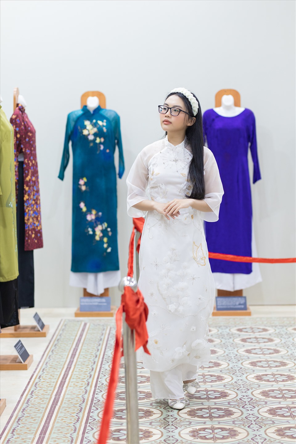 Với vai trò đại sứ hình ảnh, Phương Mỹ Chi được nhận xét ngày càng ra dáng thiếu nữ, thuần khiết, trưởng thành trong cách diện trang phục áo dài.