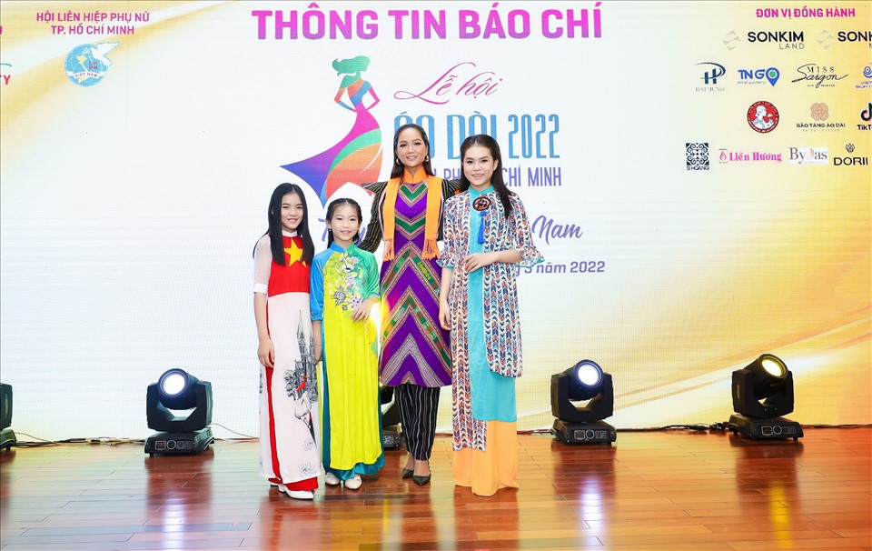 Đây là lần thứ 4 liên tiếp NTK Tạ Linh Nhân vinh hạnh nhận được lời mời tham gia Lễ hội Áo dài TP. HCM cùng các NTK Áo dài hàng đầu Việt Nam.