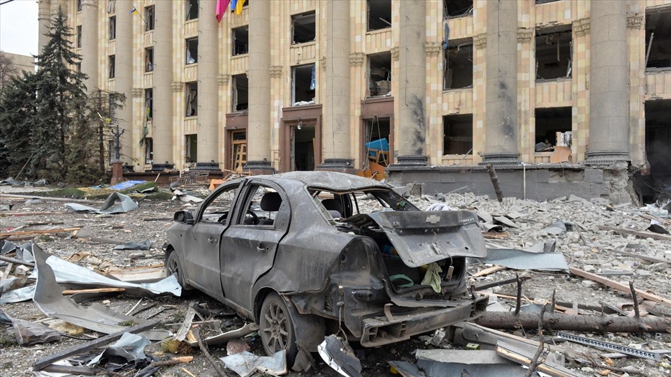 Thiệt hại sau vụ tấn công Quảng trường Tự do ở Kharkiv, Ukraina ngày 1.3.2022. Ảnh: AFP