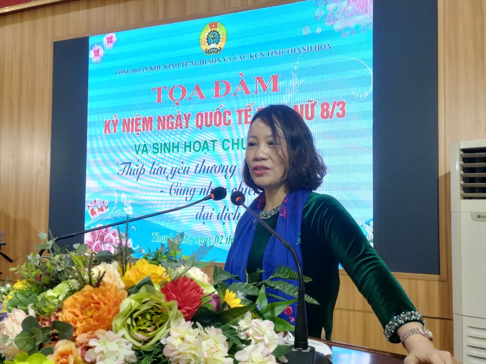 Bà Trịnh Thị Hoa - Phó Chủ tịch LĐLĐ tỉnh Thanh Hóa phát biểu tại buổi tọa đàm. Ảnh: Q.D