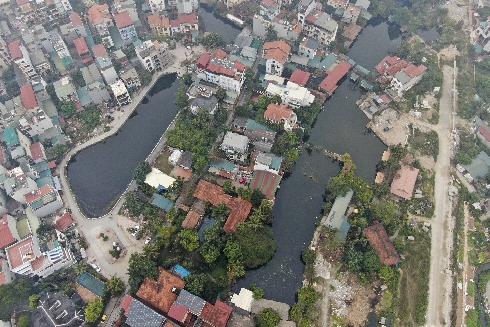 “Các hồ này nằm trong ranh giới thu hồi đất thực hiện dự án. Nguồn gốc đất là do UBND phường quản lý. Đặc biệt, 2 hồ này không giúp tiêu thoát nước trên địa bàn tổ 11, nước không lưu thông qua 2 hồ này như người dân thông tin”, ông Thắng khẳng định.