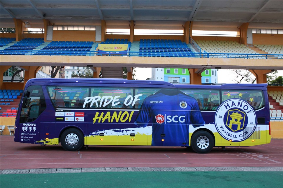 “Chuyên cơ mặt đất” của câu lạc bộ Hà Nội được đầu tư với kinh phí 3,5 tỉ đồng. Gam màu chủ đạo là màu tím