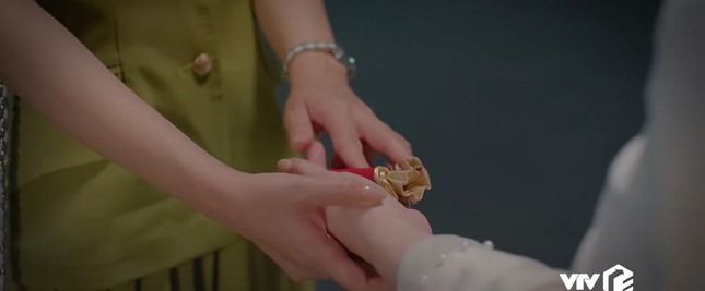 Phân cảnh Vân Trang trả lại chiếc vòng cho mẹ ruột. Ảnh: NSX.