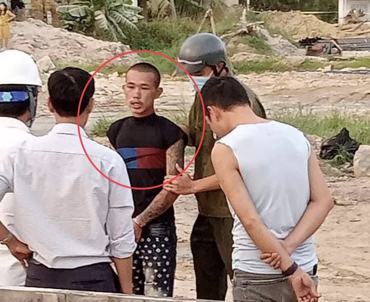 Đinh Văn Hoàng (áo thun đen) khi bị bắt. Ảnh: CTV