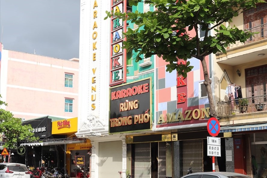 Nhiều cơ sở karaoke tại Đà Nẵng bắt mở cửa sau nhiều tháng đóng cửa vì ảnh hưởng bởi dịch COVID-19 nhưng vẫn vắng khách. Ảnh: Nguyễn Linh