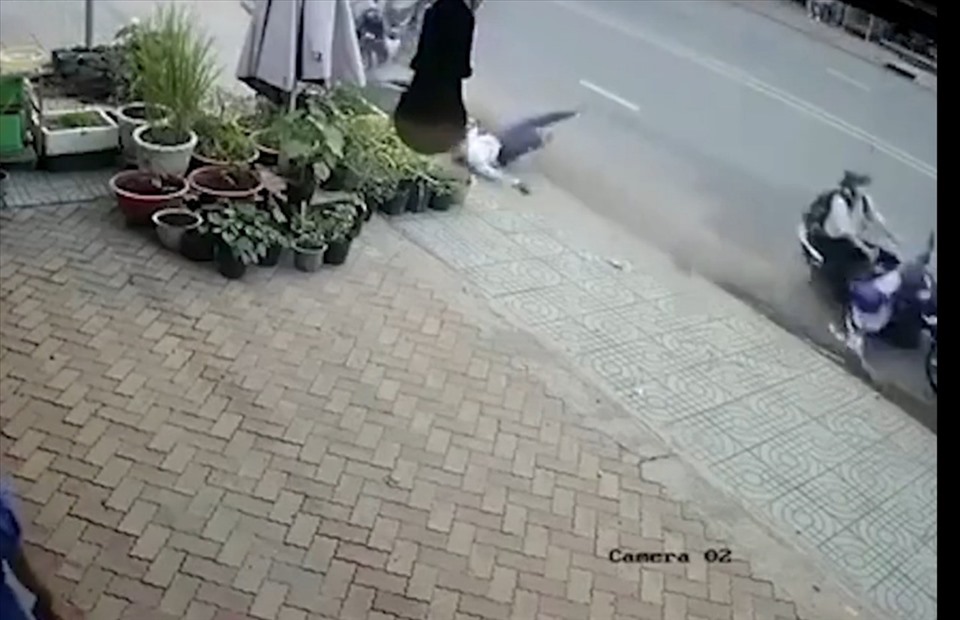 Hình ảnh khoảnh khắc 2 nữ sinh đạp ngã xe đối tượng cướp giật. Ảnh cắt từ clip do camera an nình của người dân ghi lại