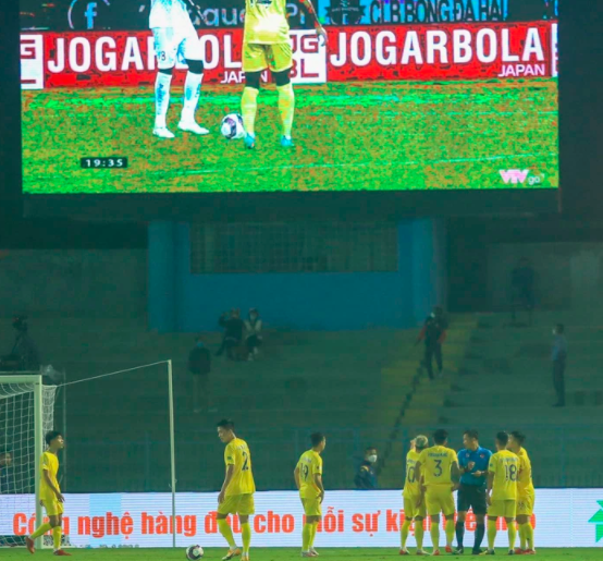 Trọng tài và các cầu thủ xem lại tình huống quay chậm trên màn hình lớn tại sân Lạch Tray. Ảnh: Sport5