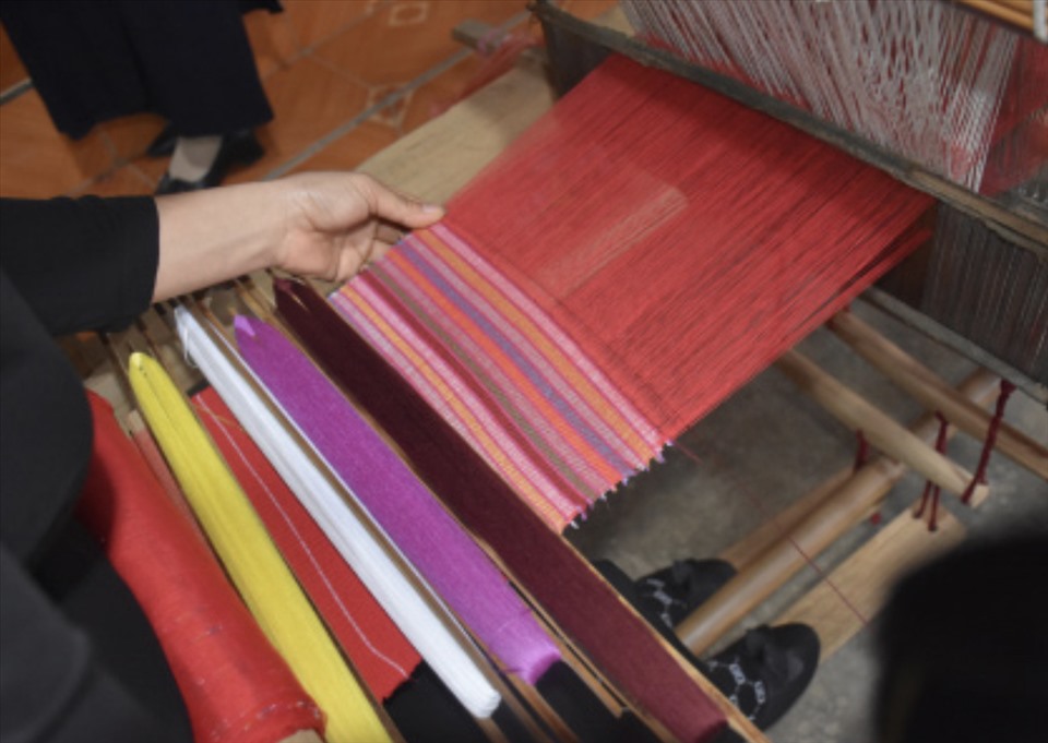 Điều làm nên sự đặc sắc của những sản phẩm thổ  tại Lâm Bình chính là các công đoạn làm ra tấm vải đều theo quy cách truyền thống, chất liệu hoàn toàn tự nhiên ngay đến là màu đều nhuộm vải.