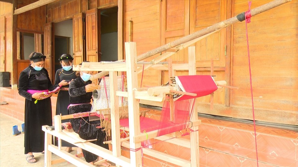 Hợp tác xã thổ cẩm Nặm Đíp tại thị trấn Lăng Can (Lâm Bình) ra đời như một nỗ lực để gìn giữ và phát triển nghề dệt truyền thống của các dân tộc trên địa bàn. Được thành lập từ đầu năm 2020, đến nay HTX đã có 20 thành viên, chủ yếu là những phụ nữ dân tộc Tày, Dao đã thành thạo nghề.