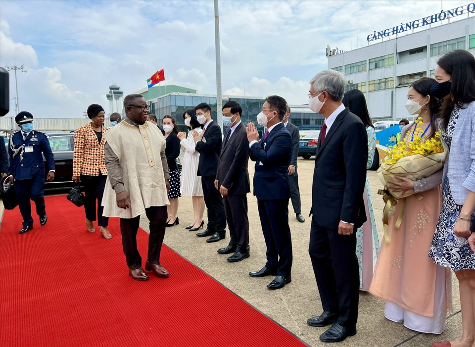 Tổng thống Julius Maada Bio cảm ơn sự đón tiếp nồng hậu của đoàn ngoại giao Việt Nam đã dành cho đoàn Cộng hoà Sierra Leone trong chuyến thăm lần này.