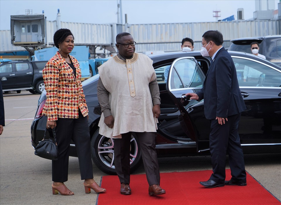 10h sáng ngày 20.3, Tổng thống nước Cộng hoà Sierra Leone và phu nhân cùng đoàn Đại biểu cấp cao Sierra Leone đã có mặt tại sân bay quốc tế Tân Sơn Nhất để trở về nước kết thúc chuyến thăm kéo dài 7 ngày tại Việt Nam (14.3-20.3).