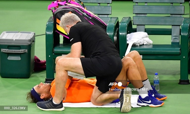 Ngay cả việc phải nhờ đến đội ngũ y tế để xử lý vấn đề cơ nhưng Nadal vẫn rất vững vàng để tiễn đàn em về nước. Ảnh: AFP