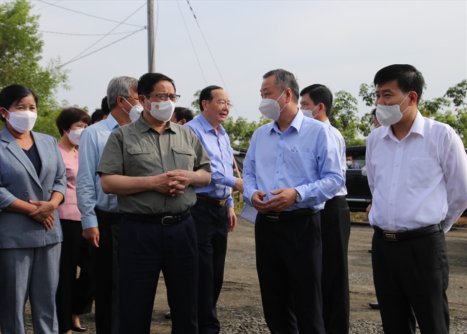 Thủ tướng Phạm Minh Chính trao đổi với lãnh đạo các địa phương. Ảnh: Trương Hiện