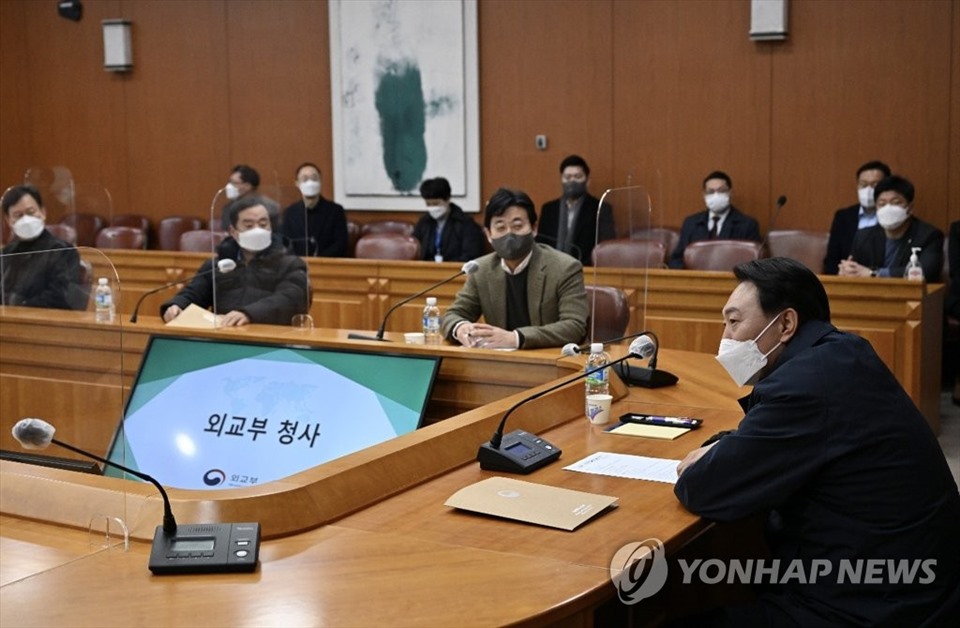 Tổng thống đắc cử Yoon Suk-yeol (phải) họp với các quan chức Bộ Ngoại giao ngày 19.3.2022. Ảnh: Yonhap