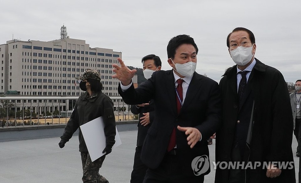 Ông Kwon Young-se (phải), phó chủ tịch nhóm chuyển tiếp của Tổng thống đắc cử Yoon Suk-yeol, khảo sát tòa nhà của Bộ Quốc phòng ở quận Yongsan của Seoul vào ngày 18.3.2022. Ảnh: Yonhap