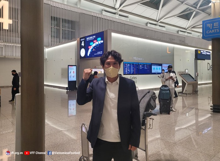 Huấn luyện viên Gong Oh-kyun và bác sỹ Choi Ju-young đã bay tới UAE hội quân cùng đội. Ảnh: VFF