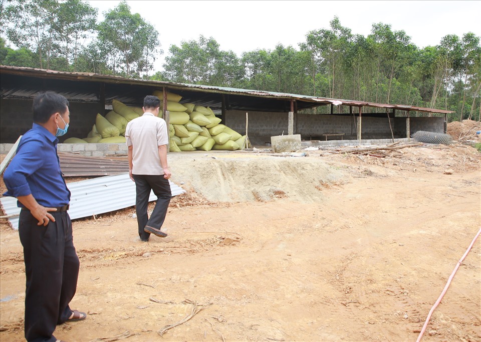 Chính quyền địa phương đi kiểm tra, lập biên bản trường hợp xây dựng trái phép ở huyện Vĩnh Linh. Ảnh: Hưng Thơ.