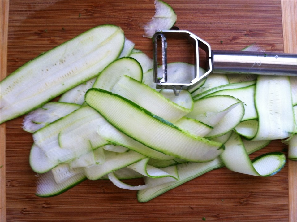 Hãy khéo léo nạo dọc bí ngòi để món salad giữ được độ ngọt thơm. Ảnh: Quốc Chung