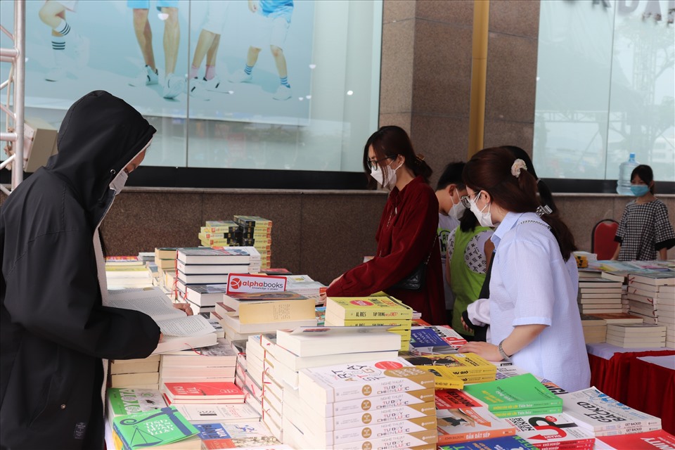 Khi mua sách tại hội sách lần này bạn đọc có thể được chiếc khấu lên đến 60%. Ảnh: Nguyễn Linh