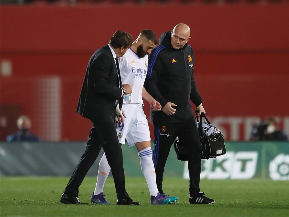 Chấn thương của Benzema không quá nghiêm trọng nhưng Real Madrid sẽ không mạo hiểm. Ảnh: AFP