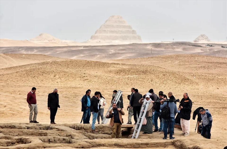 Phóng viên chuẩn bị vào một ngôi mộ được phát hiện gần đây gần Kim tự tháp Step, phía nam Cairo. Ảnh: Bộ Du lịch và Cổ vật Ai Cập