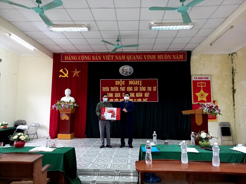 LĐLĐ huyện Mường La tặng quà động viên anh Tiệp nhân dịp Tết Nguyên đán.